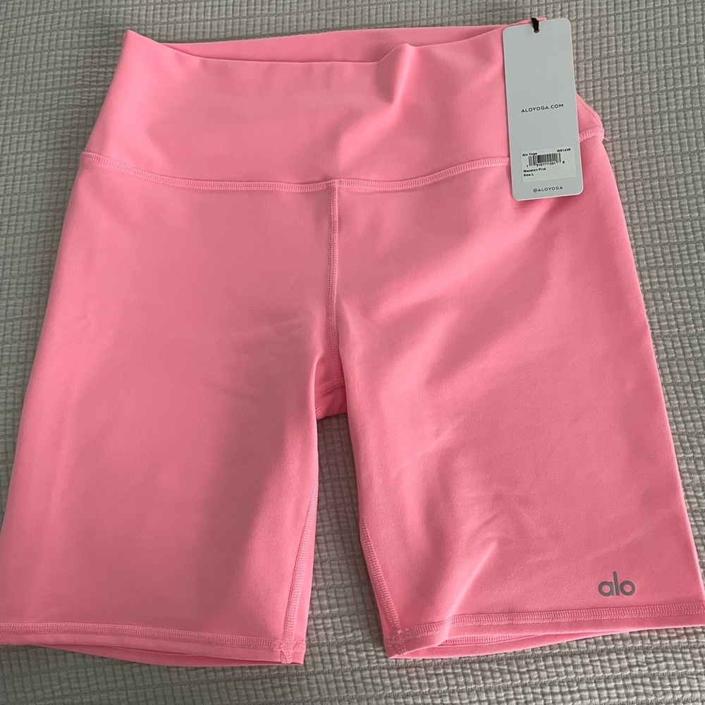 NWT alo yoga macaron pink bike shorts in size L